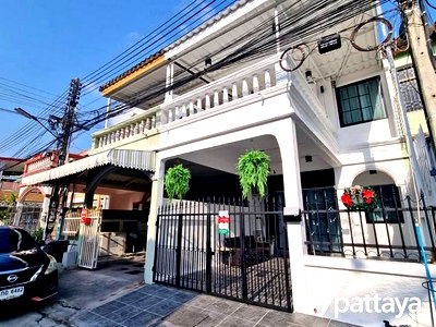 ทาวน์โฮม ถนนเลียบทางรถไฟ : ขาย | ทาวน์โฮมใหญ่ ใจกลางพัทยา ใกล้ The Chill เขาน้อย ทำรายวันได้ ไม่มีค่าส่วนกลาง 