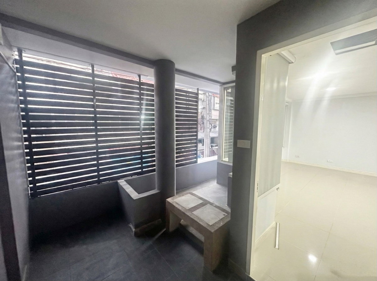 รูป WS6936 🏢 Home Office 4 ชั้น รีโนเวทใหม่ ลาดพร้าว 80 เดินทางสะดวกมาก เพียง 45,000 บาท/เดือน - รูปที่ 4/12