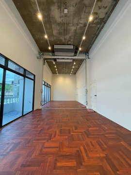 🎨✨ Creative Space for Rent – 70 sq.m. (5.2 m wide x 12 m long) Only 3 minutes walk from BTS Krung Thon Buri