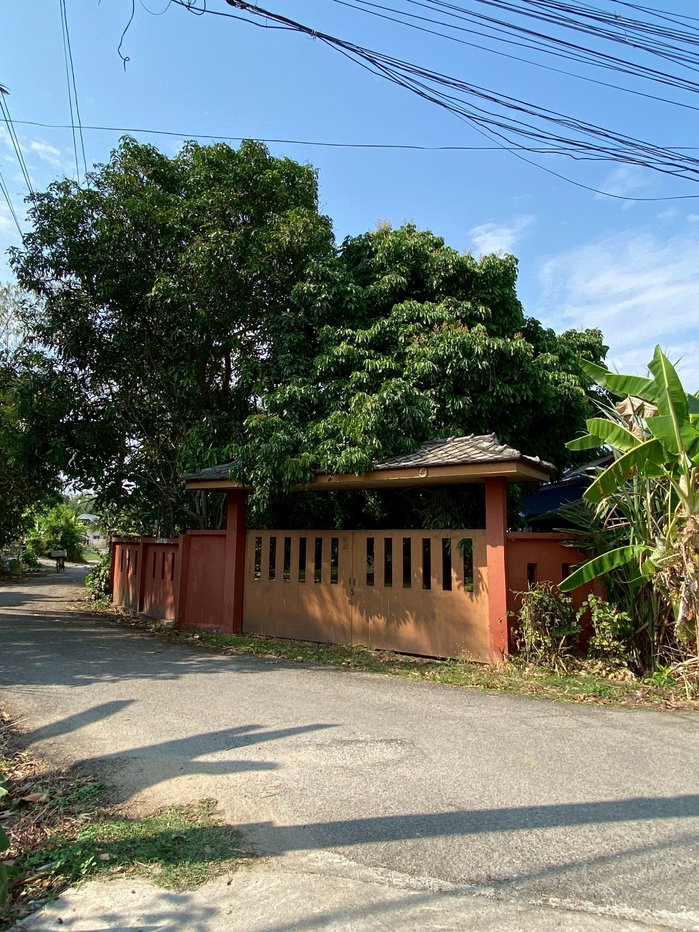 รูป ขายบ้านสวนสองชั้น พร้อมที่ดิน มีรั้วล้อมรอบ — สารภี เชียงใหม่ - รูปที่ 8/29