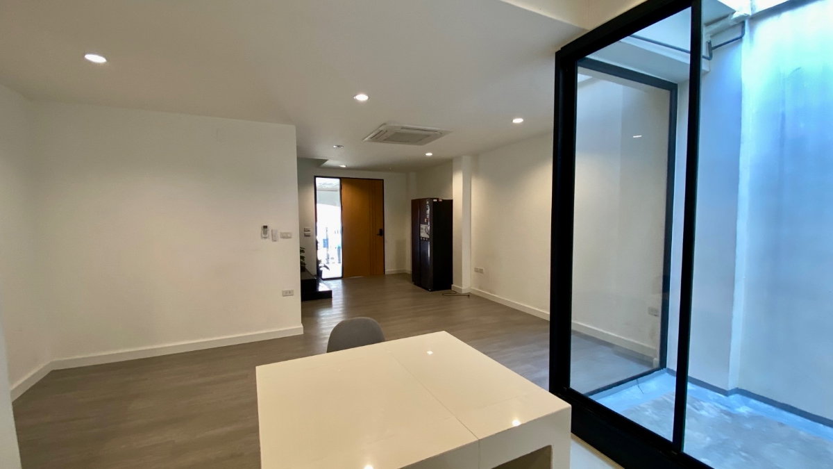 รูป ให้เช่าทาวน์โฮม 3 ชั้น รีโนเวทใหม่ บ้านกลางเมือง ลาดพร้าว–โยธินพัฒนา ใกล้ Central EastVille ทำเลเลียบด่วน เหมาะอยู่อาศัยหรือทำโฮมออฟฟิศ - รูปที่ 13/55