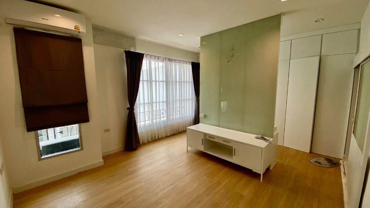 รูป ให้เช่าทาวน์โฮม 3 ชั้น รีโนเวทใหม่ บ้านกลางเมือง ลาดพร้าว–โยธินพัฒนา ใกล้ Central EastVille ทำเลเลียบด่วน เหมาะอยู่อาศัยหรือทำโฮมออฟฟิศ - รูปที่ 30/55