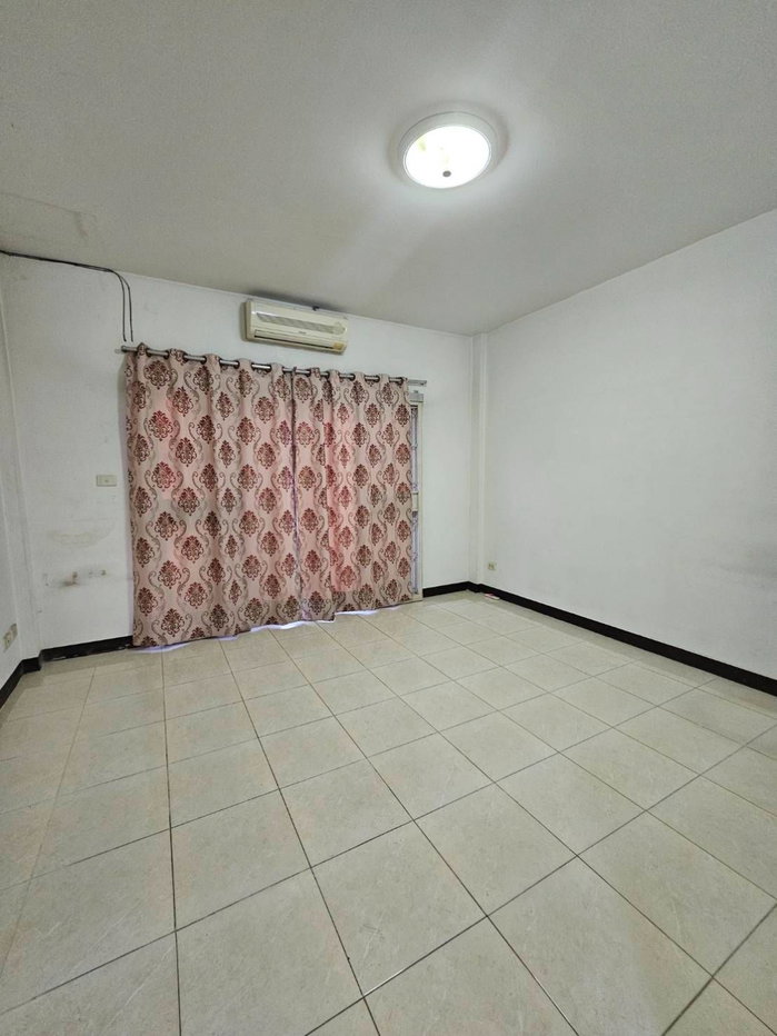 รูป ขายทาวน์โฮม 3 ชั้น ม.นิรันดร์สิริ ซ.ทุ่งเศรษฐีแยก 24 เขตประเวศ ทำเลดี เดินทางสะดวก ใกล้เมกะบางนา - รูปที่ 4/9