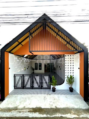 ทาวน์โฮม ถนนสุขาภิบาล 5 : ขายทาวน์เฮาส์ 1 ชั้น เนื้อที่ 30 ตรว ม.เพชรไพลิน ซ.คู้บอน27 แยก28 ตกแต่งใหม่ทั้งหลัง ยกหลังคาขึ้นสูง