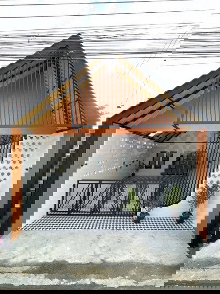 รูป ขายทาวน์เฮาส์ 1 ชั้น เนื้อที่ 30 ตรว ม.เพชรไพลิน ซ.คู้บอน27 แยก28 ตกแต่งใหม่ทั้งหลัง ยกหลังคาขึ้นสูง - รูปที่ 1/8