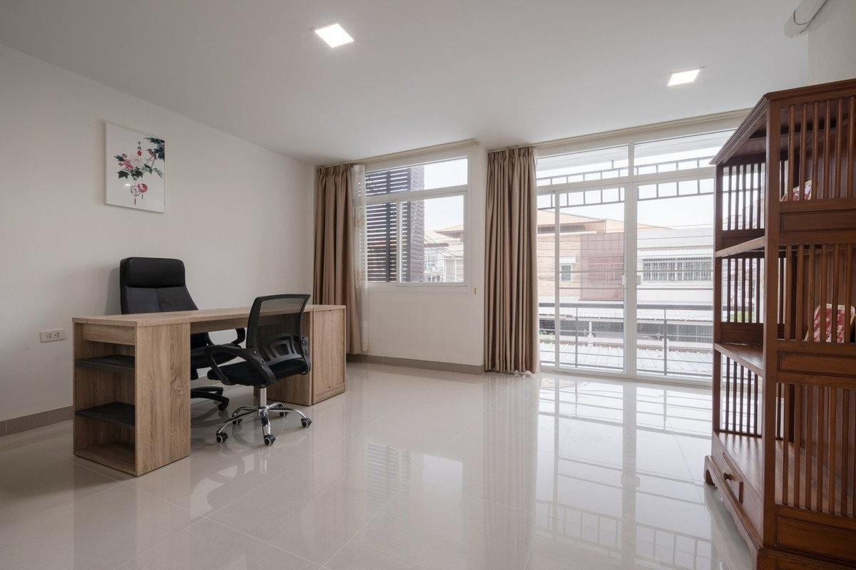 รูป ทาวน์โฮมทำเลลาดพร้าว พร้อมให้เช่า เฟอร์ครบ ใกล้รถไฟฟ้าทั้งสายสีเหลืองและสายสีส้ม 🚃 - รูปที่ 36/49