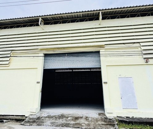 รูป  ให้เช่าโกดัง ริมถนนเทพารักษ์ กม.26 เข้าซอย 40 เมตร / พื้นที่โกดัง 400 ตารางเมตร (20 x 20 เมตร) / ใกล้ จุดขึ้นลงทางด่วน / รถหกล้อ สิบล้อ เข้าออกได้ - รูปที่ 6/7