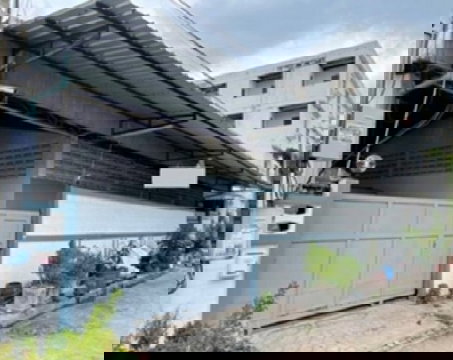 ให้เช่าโกดัง โรงงาน พร้อมสำนักงาน พร้อมบ้านพัก / ซอยพัฒนาการ 76 พื้นที่ใช้สอย 1000 ตารางเมตร / รถใหญ่เข้าออกได้ จอดหน้าโกดัง