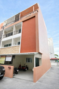 ขายหอพัก 4 ชั้น บางแสน พรธนาทาวน์โฮม ใกล้เซ็นทรัล-โรบินสัน พร้อมรายได้ทันที 3.6 ล้าน