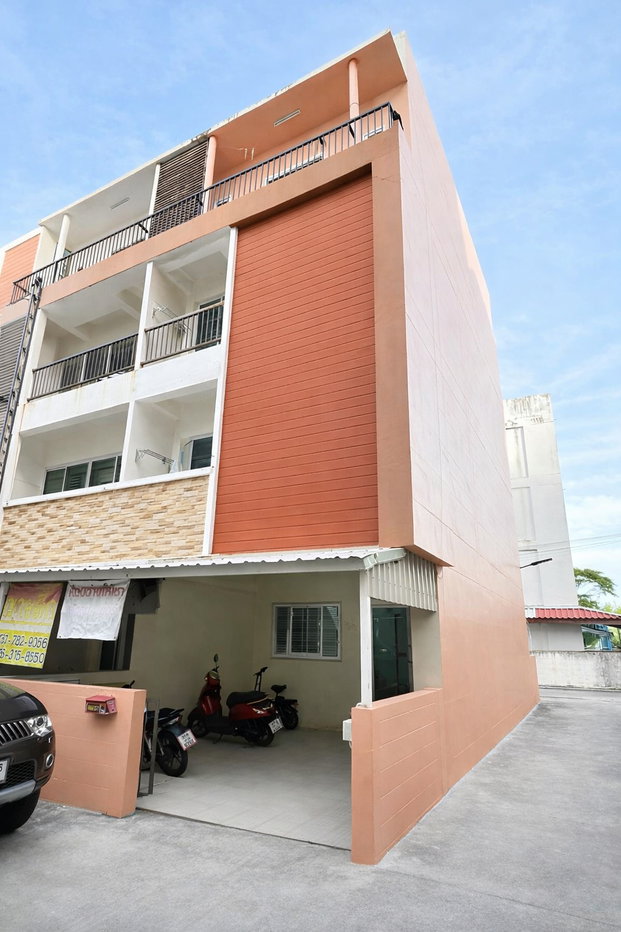 รูป ขายหอพัก 4 ชั้น บางแสน พรธนาทาวน์โฮม ใกล้เซ็นทรัล-โรบินสัน พร้อมรายได้ทันที 3.6 ล้าน - รูปที่ 1/8