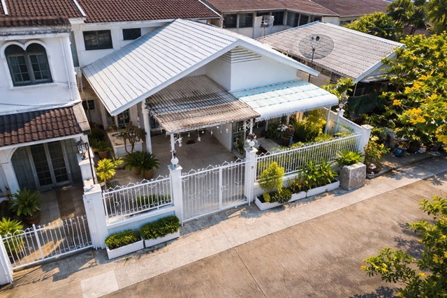 รูป MRTโชคชัย4 1.8กม. MRTลาดพร้าว71 1.4กม. รพ. เปาโล โชคชัย4 950 ม. ทำเลลาดพร้าว บ้านชั้นเดียวกว้างขวาง 2-3นอน 2น้ำ 45ตร.ว. 180ตร.ม. - รูปที่ 1/8