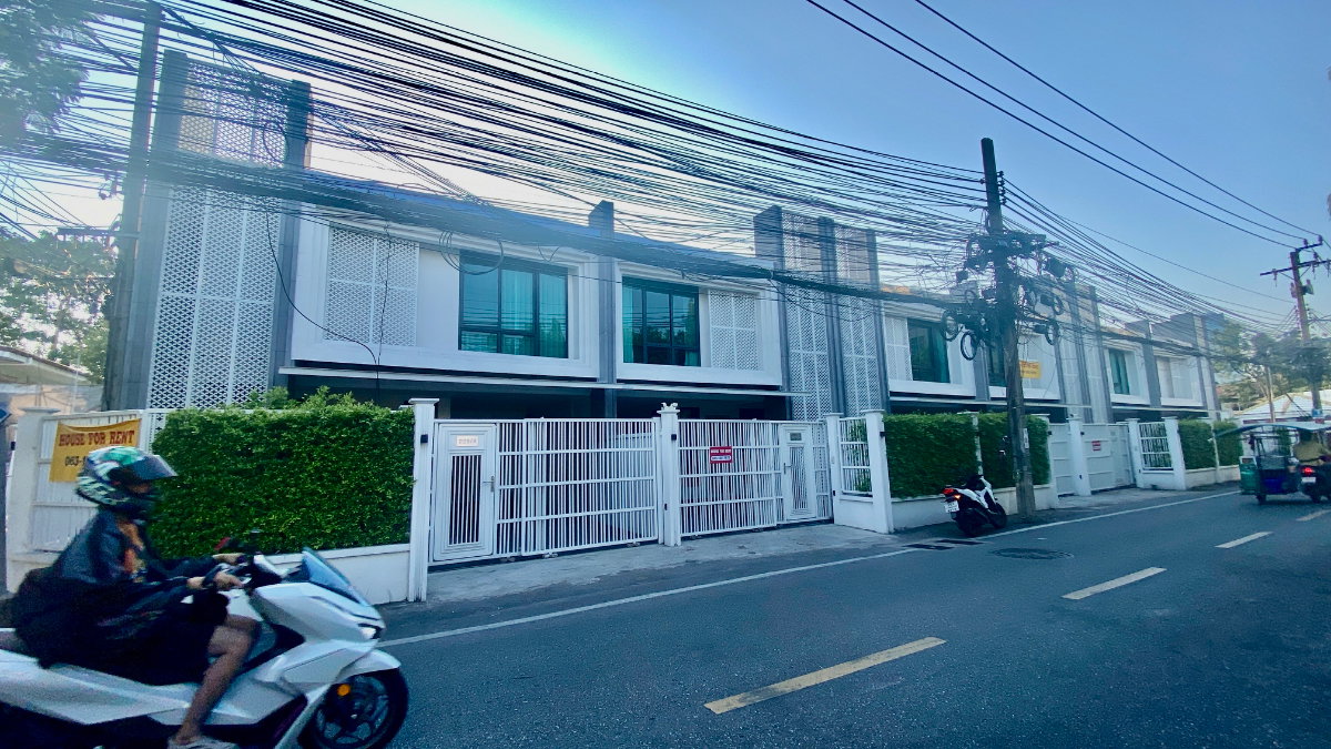 รูป ให้เช่าทาวน์โฮมหรู Klang Ni Was Sukhumvit 49 ทำเลทองกลางสุขุมวิท พื้นที่ใช้สอยใหญ่ พร้อมอยู่ เดินทางสะดวก เข้าออกได้หลายเส้นทาง (เลี้ยงสัตว์ได้) - รูปที่ 25/25