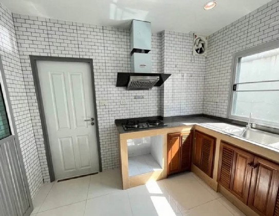 รูป  ให้เช่าบ้านเดี่ยว 2 ชั้น ทำเล ซอยลาดพร้าว 41 / ใกล้ รถไฟฟ้า สถานี ภาวนา / แอร์ 4 เครื่อง / เฟอร์นิเจอร์บางส่วน / อยู่อาศัย หรือ Home Office - รูปที่ 4/7