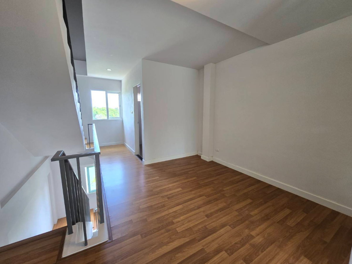 รูป 🎈📢ให้เช่า ทาวน์โฮม /โฮมออฟฟิตห้องมุม 3.5 ชั้น ติด ABAC บางนา โครงการเมทโทรบิซทาวน์ บรรยากาศสไตล์ยุโรป - รูปที่ 5/15