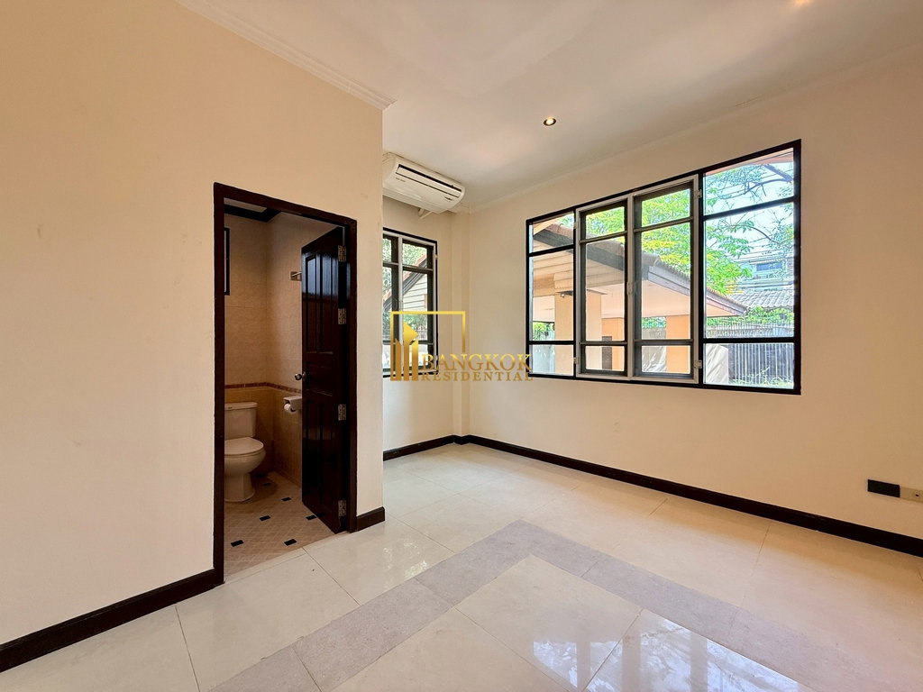 รูป Spacious 4 Bedroom House For Rent in Popular Ekkamai Area - BR27871SH - รูปที่ 13/39