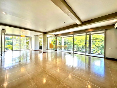 Apartment building for rent Big C Super Center Ekkamai : Expansive 4 Bedroom Duplex Apartment For Rent in Thonglor - BR21050AP