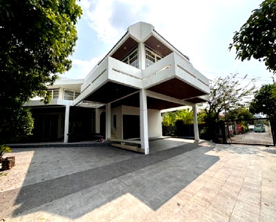 เช่าโฮมออฟฟิศ แม็คโคร ฟู้ดเซอร์วิส สุขุมวิท 71 :  ให้เช่าบ้านเดี่ยว 2 ชั้น ซอยปรีดีพนมยงค์ เข้าซอยไม่ลึก / สุขุมวิท 71 / อยู่อาศัย Home Office จดบริษัทได้ หรือ ทำธุรกิจร้านกาแฟได้ เหมาะหลากหลายธุรกิจ