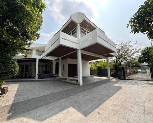 รูป ให้เช่าบ้านเดี่ยว 2 ชั้น ซอยปรีดีพนมยงค์ เข้าซอยไม่ลึก / สุขุมวิท 71 / อยู่อาศัย Home Office จดบริษัทได้ หรือ ทำธุรกิจร้านกาแฟได้ เหมาะหลากหลายธุรกิจ - รูปที่ 1/17