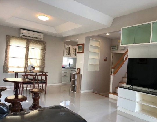 รูป ให้เช่าบ้านเดี่ยว 2 ชั้น หมู่บ้านมัณฑนา เลค วัชรพล ถนนสุขาภิบาล 5 เฟอร์นิเจอร์ครบ อยู่อาศัย เลี้ยงสัตว์ได้ หรือ เป็นสำนักงาน จดบริษัทได้ - รูปที่ 4/12