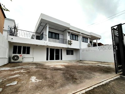 เช่าโฮมออฟฟิศ เดอะ คริสตัล : ให้เช่าบ้านเดี่ยว 2 ชั้น  ทำเล โชคชัย 4 ซอย 56 ลาดพร้าว / ใกล้ Central อีสวิลล์ / แอร์ 4 เครื่อง / จอดรถ 2-3 คัน / เป็น Home Office จดบริษัทได้