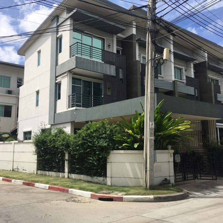 รูป ทาวน์โฮม 3 ชั้น ให้เช่า ในทำเลกรุงเทพกรีฑา ซอย 7 ใกล้ โรงพยาบาลสมิติเวช ศรีนครินทร์และโรงเรียนนานาชาติเวลลิงตัน 🏫 - รูปที่ 1/14