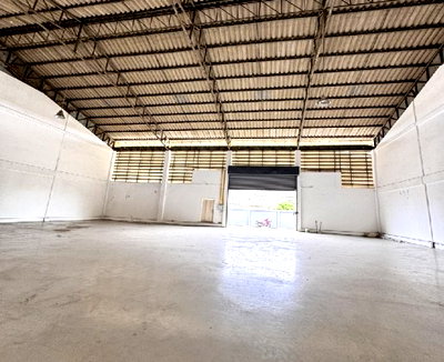 เช่าโรงงาน บางเสาธง สมุทรปราการ :  ให้เช่าโกดัง ริมถนนเทพารักษ์ กม.26 เข้าซอย 40 เมตร / พื้นที่โกดัง 400 ตารางเมตร (20 x 20 เมตร) / ใกล้ จุดขึ้นลงทางด่วน / รถหกล้อ สิบล้อ เข้าออกได้