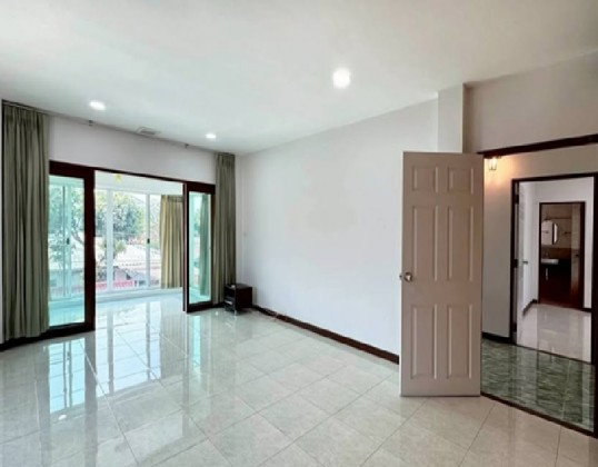 รูป ให้เช่าบ้านเดี่ยว 2 ชั้น ซอยพัฒนาการ 50 / บ้านรีโนเวทใหม่ / ไม่มีเฟอร์นิเจอร์ / แอร์ 6 เครื่อง / อยู่อาศัย หรือ Home Office จดบริษัทได้ - รูปที่ 5/15