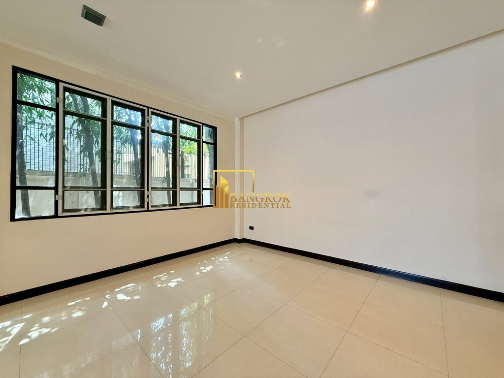 รูป Spacious 4 Bedroom House For Rent in Popular Ekkamai Area - BR27871SH - รูปที่ 7/39