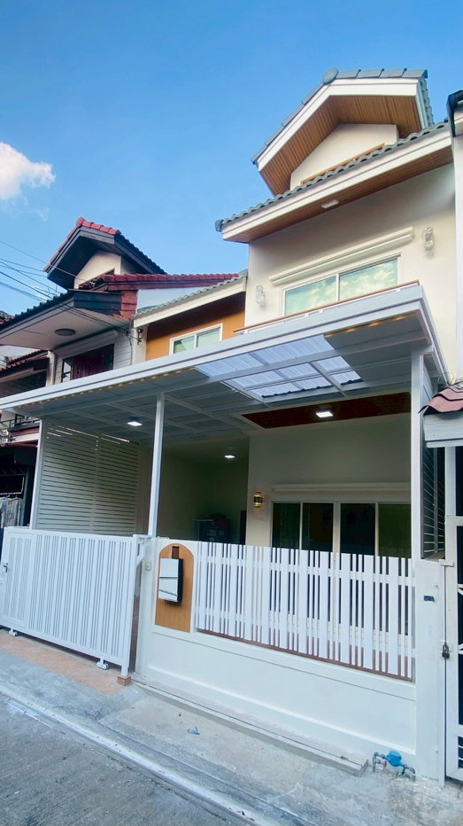 รูป 📣 ขายบ้านรีโนเวท 🚩ทำเลดี ย่านซอยนวลจันทร์ 🏡 ทาวน์เฮ้าส์ 2 ชั้น เนื้อที่ 19.50 ตร.ว. 👉 3 ห้องนอน 2 ห้องน้ำ  ครัวแยก 🎉 ราคาเพียง 2.89 ล้านบาท - รูปที่ 2/19