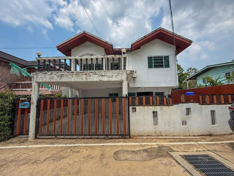 Single house for sale in Bang Phra, Si Racha, Thai Oil Village. Good condition.