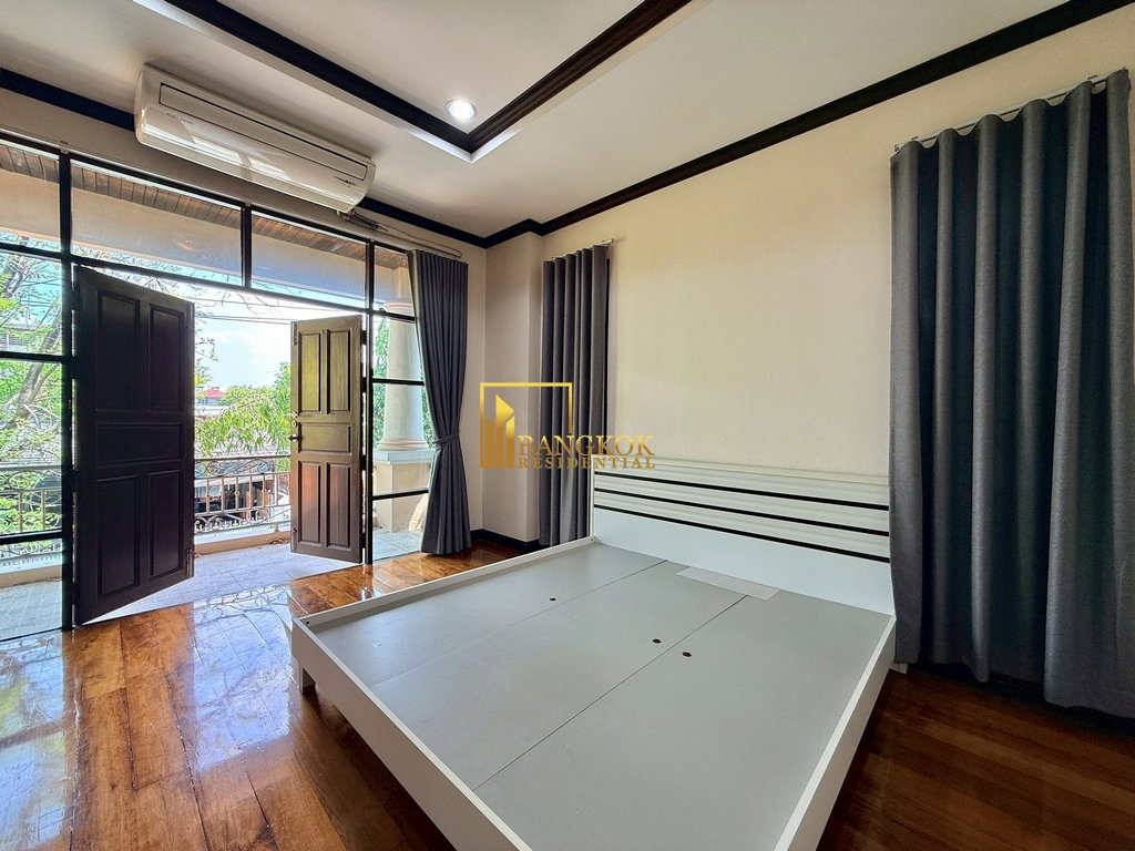 รูป Spacious 4 Bedroom House For Rent in Popular Ekkamai Area - BR27871SH - รูปที่ 20/39