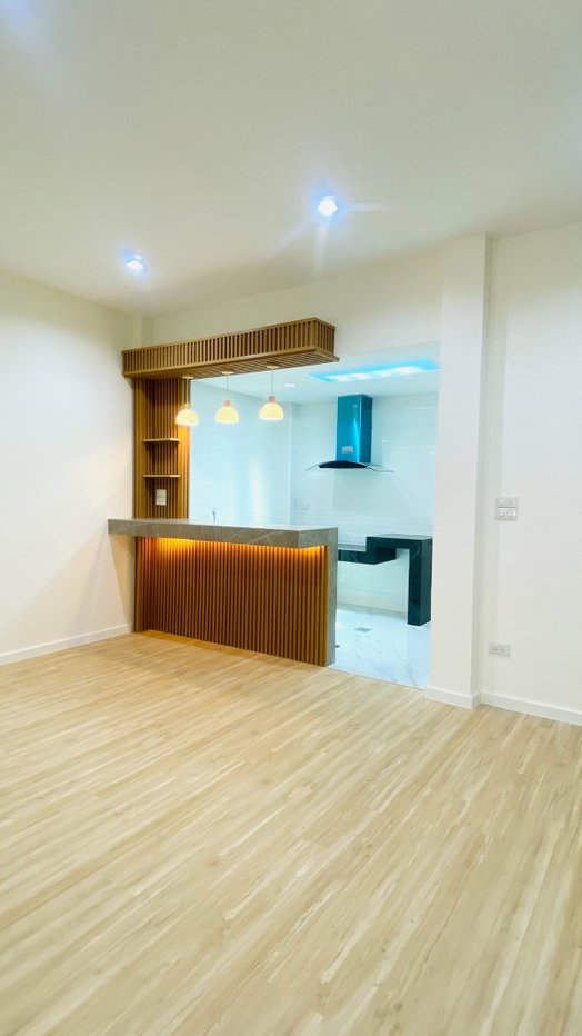 รูป 📣 ขายบ้านรีโนเวท 🚩ทำเลดี ย่านซอยนวลจันทร์ 🏡 ทาวน์เฮ้าส์ 2 ชั้น เนื้อที่ 19.50 ตร.ว. 👉 3 ห้องนอน 2 ห้องน้ำ  ครัวแยก 🎉 ราคาเพียง 2.89 ล้านบาท - รูปที่ 9/19
