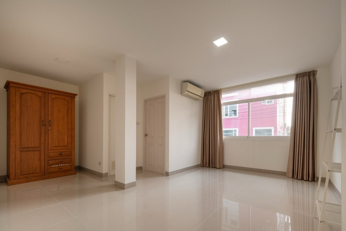 รูป ทาวน์โฮมทำเลลาดพร้าว พร้อมให้เช่า เฟอร์ครบ ใกล้รถไฟฟ้าทั้งสายสีเหลืองและสายสีส้ม 🚃 - รูปที่ 47/49