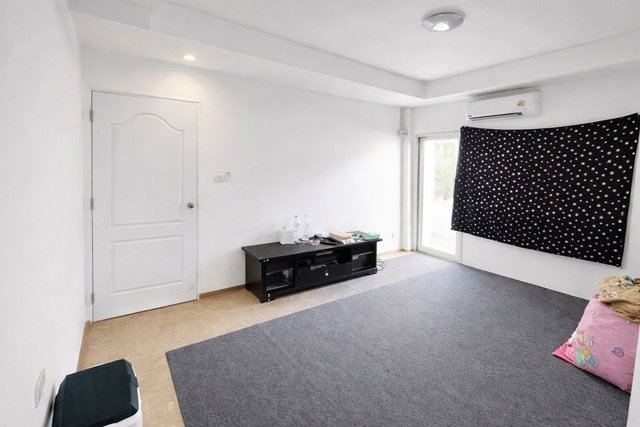 รูป MRTโชคชัย4 1.8กม. MRTลาดพร้าว71 1.4กม. รพ. เปาโล โชคชัย4 950 ม. ทำเลลาดพร้าว บ้านชั้นเดียวกว้างขวาง 2-3นอน 2น้ำ 45ตร.ว. 180ตร.ม. - รูปที่ 4/8