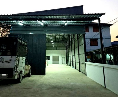 เช่าโรงงาน รร.เตรียมอุดมศึกษาน้อมเกล้า  : ให้เช่าโกดังพร้อมออฟฟิศ  ซอยกรุงเทพกรีฑา 35 / พื้นที่โกดัง 240 ตารางเมตร / ที่ดิน 100 ตารางวา  / การเดินทางสะดวกมาก 