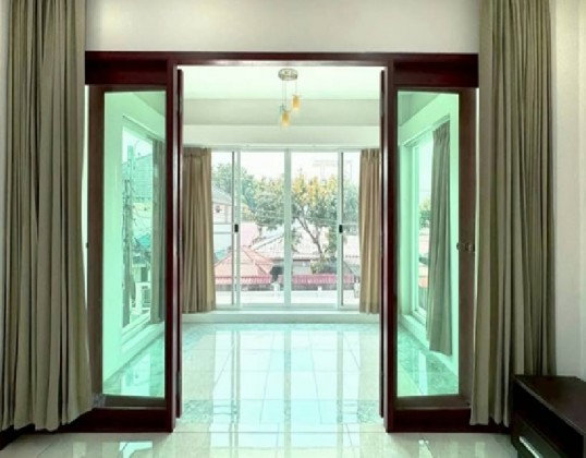 รูป ให้เช่าบ้านเดี่ยว 2 ชั้น ซอยพัฒนาการ 50 / บ้านรีโนเวทใหม่ / ไม่มีเฟอร์นิเจอร์ / แอร์ 6 เครื่อง / อยู่อาศัย หรือ Home Office จดบริษัทได้ - รูปที่ 3/15