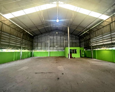 เช่าโรงงาน บางพลี สมุทรปราการ :  ให้เช่าโกดังพร้อมสำนักงาน ทำเล บางนา ตราด กม. 7 / ซอยบางพลีนิเวศ ติดถนนบางนาตราด ใกล้ เมกะ บางนา / รถใหญ่ เข้าออกได้