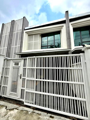 เช่าทาวน์โฮม ฟอร์จูนทาวน์ : ให้เช่าทาวน์โฮมหรู Klang Ni Was Sukhumvit 49 ทำเลทองกลางสุขุมวิท พื้นที่ใช้สอยใหญ่ พร้อมอยู่ เดินทางสะดวก เข้าออกได้หลายเส้นทาง (เลี้ยงสัตว์ได้)