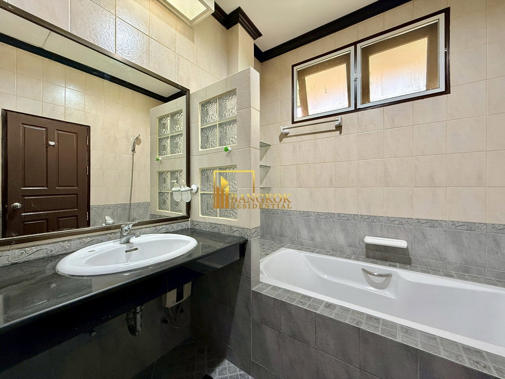 รูป Spacious 4 Bedroom House For Rent in Popular Ekkamai Area - BR27871SH - รูปที่ 25/39