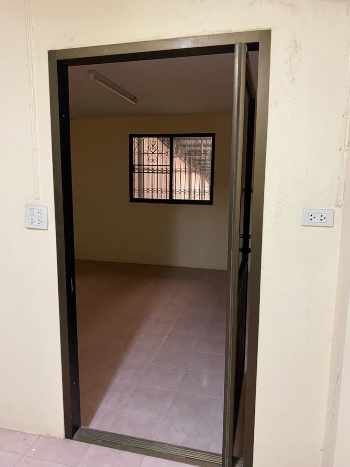 รูป ขายอาคารพาณิชย์ 4 ชั้น 2 คูหา ถ.หนามแดง ตกแต่งแล้วพร้อมเข้าอยู่ แบ่งขายคูหาละ 8.5 ล้าน 50 ตร.ว. ใกล้MRT สถานีศรีด่าน - รูปที่ 4/15