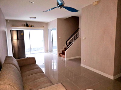 ทาวน์โฮม วิทยาลัยสิ่งแวดล้อม : ขายด่วน! ทาวน์โฮม 3 ชั้น ชวนชื่น โมดัส วิภาวดี (Chuanchuen Modus) ติดถนนใหญ่ สภาพใหม่ แต่งครบ พร้อมเข้าอยู่ ในราคาที่คุ้มที่สุด!