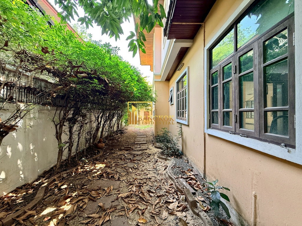 รูป Spacious 4 Bedroom House For Rent in Popular Ekkamai Area - BR27871SH - รูปที่ 38/39
