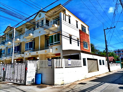 บ้านเดี่ยว เดอะ พาซิโอ พาร์ค กาญจนาภิเษก : ทาวน์เฮ้าส์ 3 ชั้น โครงการ สวนนารายณ์ (หลังมุม) ซอยช้างเผือก 3 ช้างเผือก อ.เมืองนครราชสีมา จ.นครราชสีมา (ราคาถูก! 2,500,000 บาท)