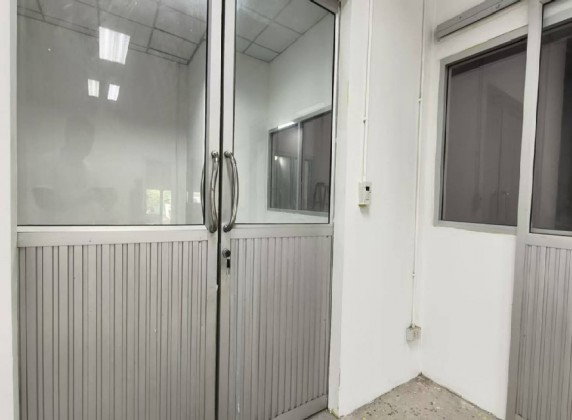 รูป ให้เช่าโกดังพร้อมสำนักงาน / พื้นที่โกดัง 335 ตารางเมตร / ทำเล ซอยลาดกระบัง 42 / ใกล้สนามบินสุวรรณภูมิ / รถ 10 ล้อ เข้า ออกได้ - รูปที่ 3/12