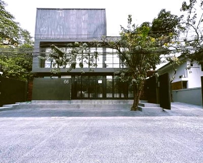 เช่าสำนักงาน เขตจตุจักร :  ให้เช่าอาคารสำนักงาน 2 หลัง สไตล์ loft 3 ชั้น ซอยรัชดาภิเษก 32/ แอร์ทั้งอาคาร /เหมาะเป็นสำนักงาน , Studio , IT Office , ธุรกิจ Online