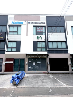 อาคารพาณิชย์ โรงเรียนนวมินทราชินูทิศ สตรีวิทยา 2 : ขายอาคารพาณิชย์ 3 ชั้น โครงการ District รามอินทรา-จตุโชติ ทำเลดี เดินทางสะดวก ใกล้รร.นวมินทราชินูทิศ 