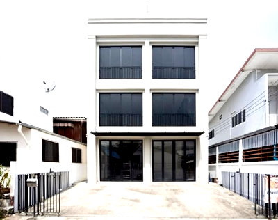 เช่าสำนักงาน วิทยาลัยดุสิตธานี : ให้เช่าอาคารสำนักงาน / Home Office 3.5 ชั้น  ซอยบางนา ตราด 13 เข้าซอยไม่ลึก / ติดแอร์แล้ว / เหมาะเป็นสำนักงาน ธุรกิจ Online จดบริษัทได้