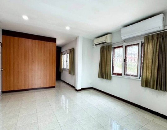 รูป ให้เช่าบ้านเดี่ยว 2 ชั้น ซอยพัฒนาการ 50 / บ้านรีโนเวทใหม่ / ไม่มีเฟอร์นิเจอร์ / แอร์ 6 เครื่อง / อยู่อาศัย หรือ Home Office จดบริษัทได้ - รูปที่ 4/15