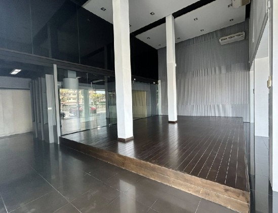 รูป  ให้เช่าอาคารสำนักงาน / โชว์รูม 4 ชั้น ริมถนนกิ่งแก้ว (ริมถนน) /Renovate ใหม่ /เหมาะเป็นสำนักงาน , showroom , อื่น ๆ จดบริษัทได้ - รูปที่ 3/20