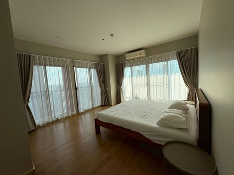 P0618 | Noble Reveal, 2 bedroom condo, large room with tenants, potential location, suitable for investment.